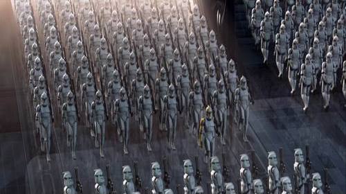 L'uniforme évoque l'armée, ici l'armée des clones